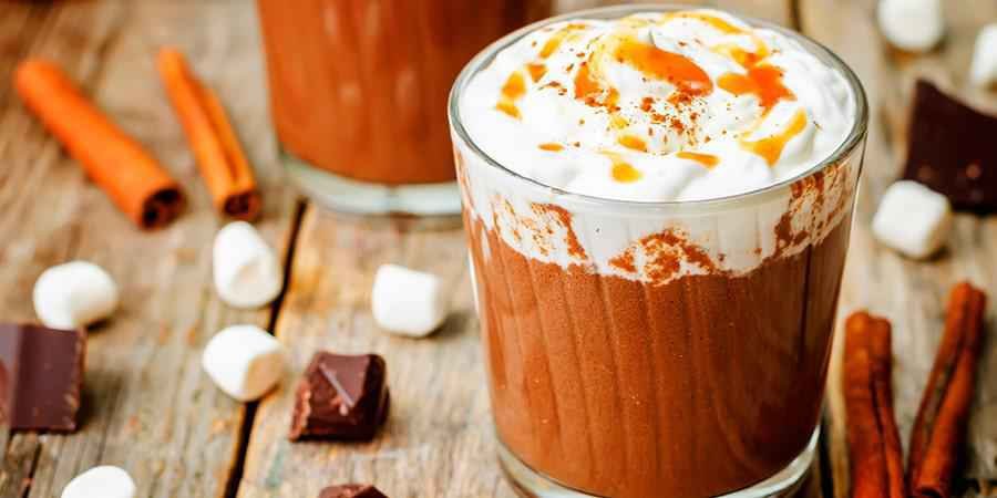 Chocolate Quente com Chantilly e Caramelo
