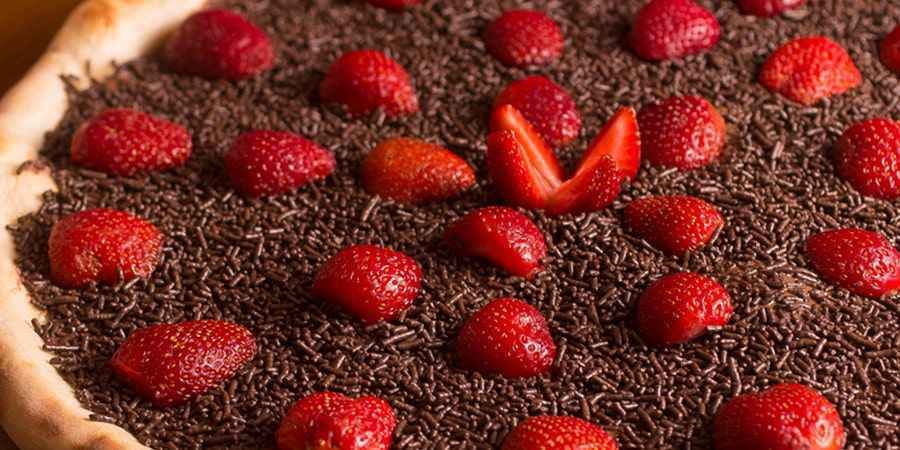 pizza de brigadeiro com morango