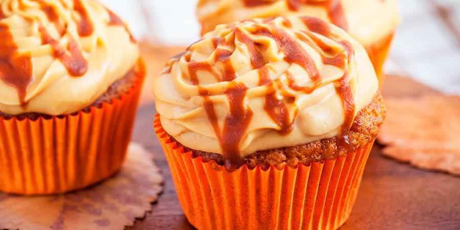 cupcake de abóbora com calda de caramelo